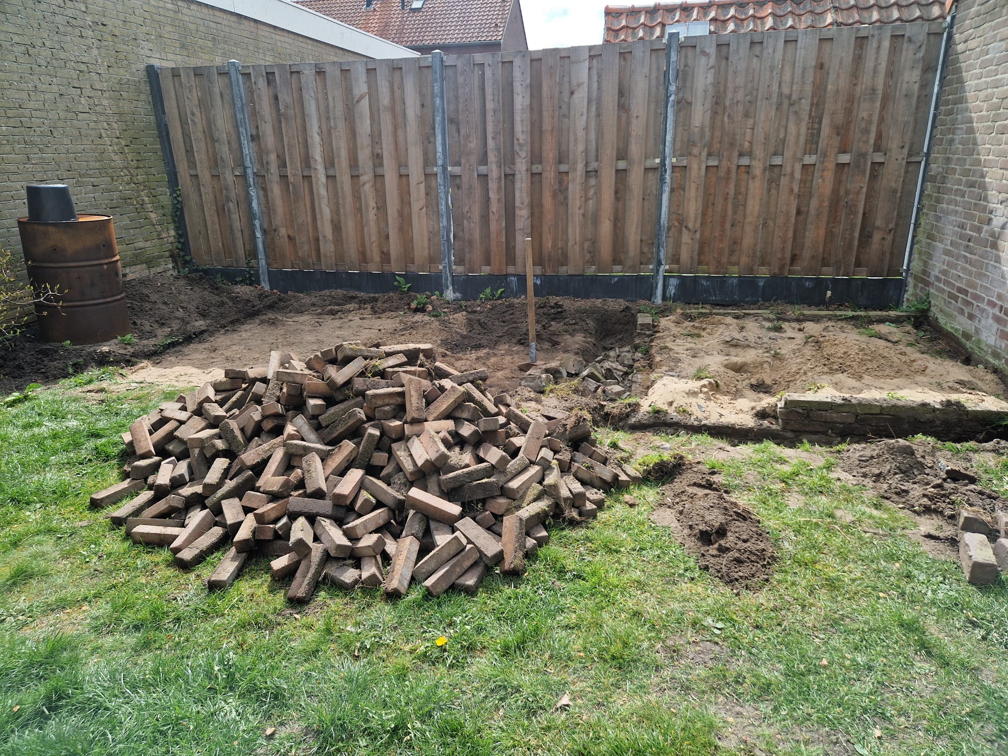 Oude bestrating verwijderd